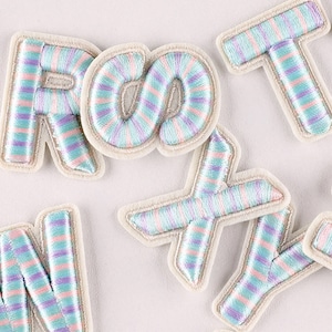 Parche de letras 3D para planchar, parche de rayas azules, moradas y rosas de 1,5"/4 cm, para coser, letras mayúsculas del alfabeto bordadas de la A a la Z, para personalizar, regalo DIY