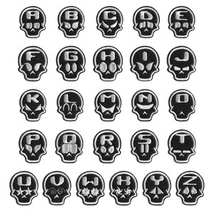 Op de afbeelding: Een verzameling zwart-witte patches in de vorm van een schedel, elk met een letter van het alfabet. De patches hebben een gestikte rand en zijn in rijen gerangschikt, waardoor een uniek alfabetontwerp ontstaat.