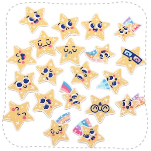 Op de afbeelding: Een verzameling gele ster-vormige stickers met verschillende gezichtsuitdrukkingen. Sommige sterren hebben een zonnebril, regenboog of andere decoratieve elementen. De stickers hebben blauwe en roze accenten.