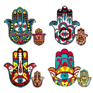 以下が含まれることがあります： キラキラ光るスパンコールが付いたカラフルなハmsaハンドチャーム6個セット。ハmsaハンドは、赤、青、黄、緑など、さまざまな色があります。各ハmsaハンドの中央には青い目があります。