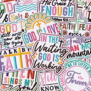 Könnte beinhalten: Eine Sammlung gestickter Aufnäher mit inspirierenden Zitaten und religiösen Themen. Die Aufnäher zeigen Sätze wie "His Grace Is Enough", "God Is Working" und "Forever" in verschiedenen Farben und Schriftarten.
