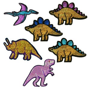 Peut inclure: Ensemble de six patchs thermocollants de dinosaures colorés. Les patchs présentent une variété de dinosaures, dont un tricératops, un stégosaure et un ptérodactyle. Les patchs sont faits de paillettes et sont parfaits pour ajouter une touche amusante et fantaisiste aux vêtements, aux sacs ou à d'autres accessoires.