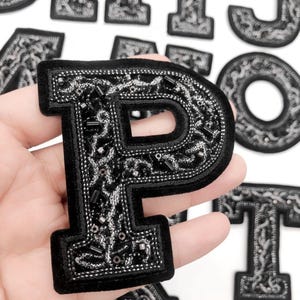 Patch de letra preta 2,8"/7,2 cm Lantejoulas escuras Contas bordadas Costurar em patch Aplique Alfabeto A-Z Nome Motivo inicial para jaqueta Mochila