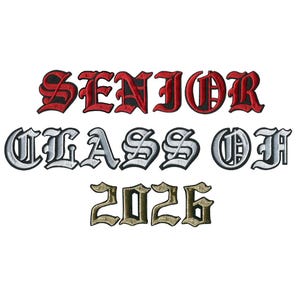 Può includere: Toppe ricamate che riportano la scritta "SENIOR CLASS OF 2026" in un carattere gotico. La parola "SENIOR" è in rosso e nero, "CLASS OF" è in argento e bianco e "2026" è in oro e verde oliva.