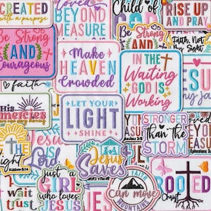 Può includere: Una collezione di toppe ricamate colorate con citazioni ispiratrici e temi religiosi. Le toppe presentano frasi come "Sii forte", "Lascia risplendere la tua luce" e "Gesù salva". I disegni includono croci, montagne e farfalle.