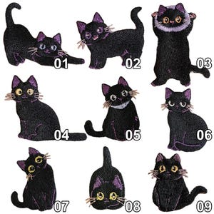 Puede incluir: Colección de nueve parches bordados de gatos negros en varias poses. Cada parche presenta acentos morados en las orejas y los ojos, algunos con bigotes dorados. Los gatos están numerados del 01 al 09.