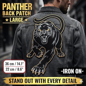 Könnte beinhalten: Ein großer, schwarzer Panther-Aufnäher zum Aufbügeln mit goldenem Rand, misst 36 cm x 22 cm. Der Aufnäher zeigt den Text "PANTHER BACK PATCH LARGE" in goldener Schrift und den Satz "STAND OUT WITH EVERY DETAIL".
