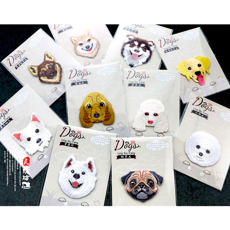 Peut inclure: Dix patchs brod&eacute;s thermocollants repr&eacute;sentant diff&eacute;rentes races de chiens. Les patchs sont sur des cartes blanches avec le texte "Dogs" et "Ling Xu Fang" en noir et blanc.