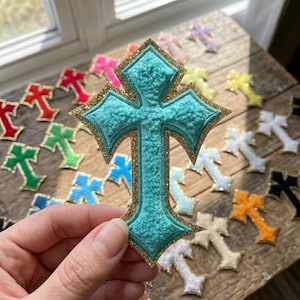 Écusson croix gothique en chenille, fer sur appliqué 20 couleurs, crucifix avec bordure scintillante dorée pour veste, esthétique punk grunge, grand écusson de 10 cm (4 po.)