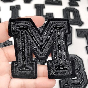 Parche para coser con letras negras de 6,5 cm (2,6 in) con números del 0 al 9, aplique bordado con lentejuelas y cuentas, motivo de nombre del alfabeto A a la Z para chaqueta y mochila