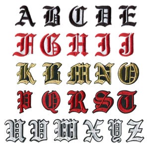 Op de afbeelding: Geborduurde patches met het alfabet in gotische stijl. De patches tonen letters in zwart, rood, goud en wit. Elke letter is individueel ontworpen en geschikt voor toepassing op stof.