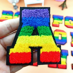 Letras de chenille arco-íris para passar a ferro remendo 3,15"/8 cm costurar remendo alfabeto multicolorido A-Z capital bordado crachá jaqueta camiseta mochila