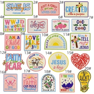Può includere: Una collezione di toppe ricamate con vari disegni a tema cristiano. Le toppe presentano frasi come "She Is", "Hope" e "Jesus is King", insieme a motivi floreali e a croce. Le toppe sono di varie forme e colori.
