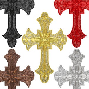 Może przedstawiać: Asortyment krzyży dekoracyjnych w różnych kolorach, w tym czarnym, czerwonym, złotym, brązowym i srebrnym. Każdy krzyż ma bogaty, szczegółowy wzór o teksturowanym wyglądzie. Krzyże są wyświetlane na białym tle.