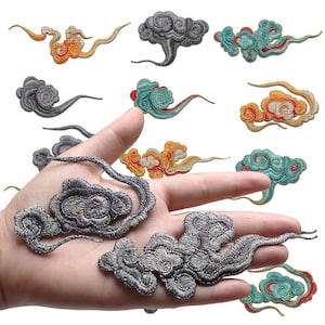 Pode incluir: Aplicações de nuvens bordadas em várias cores, incluindo cinza, laranja e verde-azulado. As aplicações apresentam costuras detalhadas e um design tradicional asiático. Perfeitas para roupas ou projetos de artesanato.