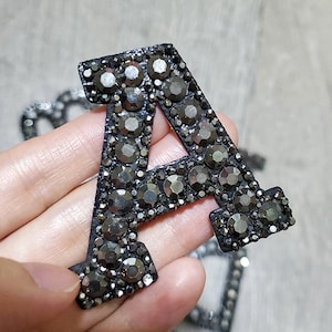 Parche termoadhesivo con letras iridiscentes, diamantes de imitación negros, para coser, con cuentas, alfabeto A-Z, brillante, con mayúsculas bordadas, motivo de insignia con nombre para chaqueta