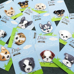 Peut inclure: Assortiment de patchs brod&eacute;s thermocollants repr&eacute;sentant diff&eacute;rentes races de chiens. Les patchs sont sur des cartes bleues et blanches avec le texte "Dogs" et "Ling Xiu Fang".