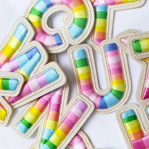 Toppa con lettera arcobaleno, adesivo autoadesivo 3D da 2,15" e 5,5 cm, da attaccare, lettera maiuscola dell'alfabeto, da cucire, ricamata dalla A alla Z, personalizzabile, regalo fai da te