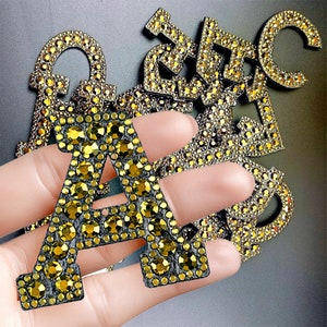 Letras douradas em remendo de ferro em strass 2,15"/5,5 cm costurado com contas alfabeto A-Z brilhante capital bordado com motivo de crachá