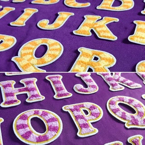 Chenille-letter opstrijkpatch 2,56"/6,5 cm gestreept oranje paars alfabet AZ gouden rand hoofdletter geborduurd naambadge jas hoed rugzak