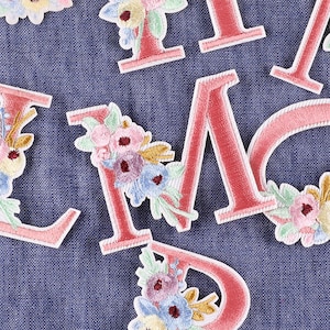 Parche para planchar con letras del alfabeto floral, parche para coser, flor bordada, elegante insignia con nombre de la A a la Z para decoración de chaquetas, abrigos y mochilas