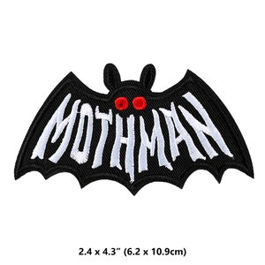 Może przedstawiać: Czarna haftowana naszywka z motywem nietoperza z czerwonymi oczami i napisem "MOTHMAN" w białych literach. Naszywka ma wymiary 6,2 cm x 10,9 cm.