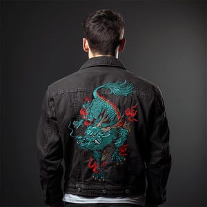 Può includere: Giacca di jeans nera con un ricamo di drago turchese e rosso sul retro. La giacca ha un design classico con bottoni. Il design del drago è dettagliato.
