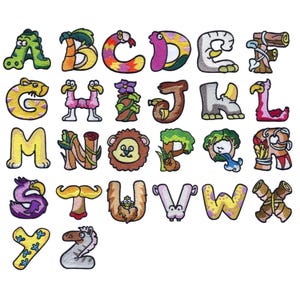 Könnte beinhalten: Gestickte Buchstaben A-Z, jeweils mit einem einzigartigen Tier- oder Naturmotiv. Die Buchstaben sind in verschiedenen Farben gehalten, darunter Grün, Gelb, Rosa und Braun, mit detaillierten Stickereien.