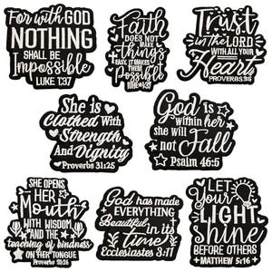 Könnte beinhalten: Eine Sammlung von schwarz-weißen, gestickten Aufnähern mit Bibelzitaten. Jeder Aufnäher hat einen einzigartigen Stil mit dekorativen Elementen und Text. Verse sind unter anderem Lukas 1:37, Sprüche 3:5 und Matthäus 5:16.