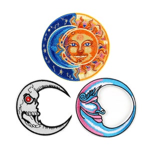 Puede incluir: Tres parches bordados para planchar con diferentes diseños de luna. Un parche es una luna creciente con una cara de sol, otro es una luna creciente con una cara de calavera y el último es una luna creciente con una cara en un esquema de colores de orgullo transgénero.
