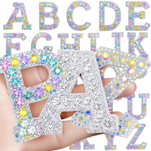 Letras brancas em remendo de ferro em strass 2,15"/5,5 cm miçangas iridescentes costurar remendo com contas alfabeto A-Z bling cintilante capital nome crachá motivo