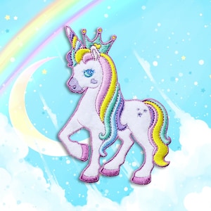 Peut inclure: Une licorne blanche avec une crinière et une queue arc-en-ciel, portant une couronne verte et dorée. La licorne est debout sur un fond bleu et blanc avec des nuages et des étoiles.