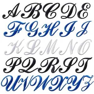 Peut inclure: Un ensemble de lettres cursives brodées en noir, bleu et blanc. Les lettres de A à Z sont présentées en rangées, mettant en valeur une variété de couleurs et de styles. Idéal pour les projets personnalisés.