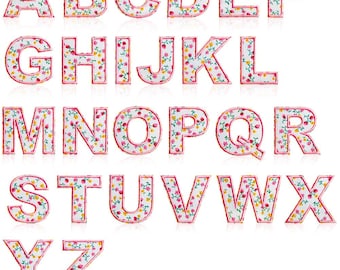 Könnte beinhalten: Ein Satz von 26 Buchstaben des Alphabets, jeder mit einem rosa floralen Muster und einer roten Umrandung. Die Buchstaben sind in alphabetischer Reihenfolge angeordnet.