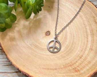 Peace Sign Pendant Necklace Dainty 18K Stainless Steel Necklace Hippie Minimalist Style Jewelry Tiny Peace Sign Necklace Gift Idea for Her