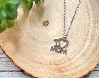 I Love Mom Pendant Necklace Dainty Stainless-Steel Necklace Minimalist Style Love Mom Wording Necklace Gift Idea for Her
