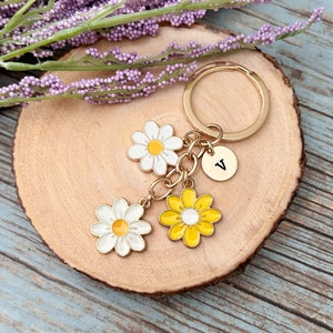 Daisy Flower Custom Initial Keychain, Flower Enamel Gold Keychain, Hand Stamped Initial Keychain, Backpack Purse Keychain Gift for Her
