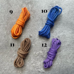 Pu&ograve; includere: Quattro bobine di cordoncino in diversi colori: arancione, blu, marrone e viola. Le bobine sono numerate 9, 10, 11 e 12.