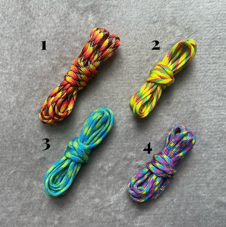 Pu&ograve; includere: Quattro lacci per scarpe colorati con diversi motivi. I lacci sono numerati da 1 a 4.