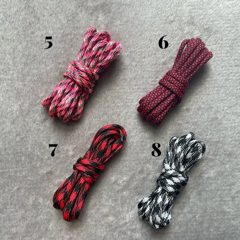Pu&ograve; includere: Quattro bobine di lacci per scarpe in diversi motivi. I lacci sono di colore rosa, rosso, nero e bianco. I lacci sono numerati 5, 6, 7 e 8.