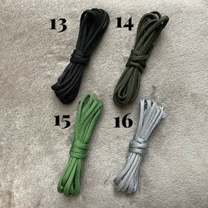 Pu&ograve; includere: Quattro bobine di cordoncino in diversi colori: nero, verde scuro, verde chiaro e argento. Le bobine sono numerate 13, 14, 15 e 16.