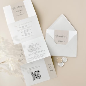 K&ouml;nnte beinhalten: Hochzeitseinladungs-Set mit einer dreifach gefalteten Einladung, einem Umschlag und einer RSVP-Karte. Die Einladung ist wei&szlig; mit einem beigen Band und dem Text "The wedding of REBECCA and JONATHAN". Die RSVP-Karte enth&auml;lt einen QR-Code.
