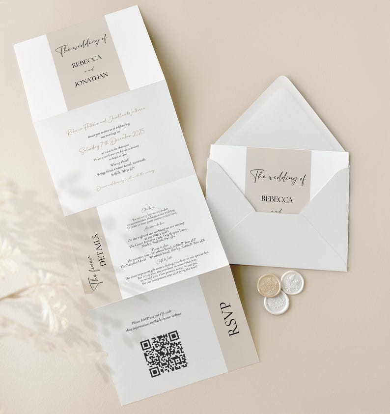 K&ouml;nnte beinhalten: Hochzeitseinladungs-Set mit einer dreifach gefalteten Einladung, einem Umschlag und einer RSVP-Karte. Die Einladung ist wei&szlig; mit einem beigen Band und dem Text "The wedding of REBECCA and JONATHAN". Die RSVP-Karte enth&auml;lt einen QR-Code.