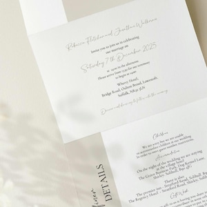 K&ouml;nnte beinhalten: Elegante Hochzeitseinladung mit den Namen REBECCA und JONATHAN. Die Einladung enth&auml;lt Details zur Zeremonie am Samstag, den 7. Dezember 2025. Das Design ist minimalistisch mit einer neutralen Farbpalette und eleganter Typografie.