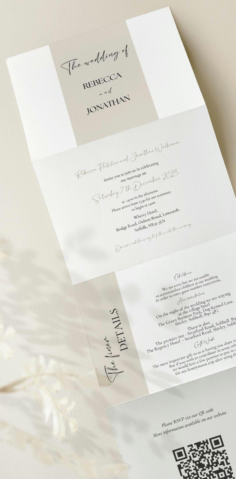 K&ouml;nnte beinhalten: Elegante Hochzeitseinladung mit den Namen REBECCA und JONATHAN. Die Einladung enth&auml;lt Details zur Zeremonie am Samstag, den 7. Dezember 2025. Das Design ist minimalistisch mit einer neutralen Farbpalette und eleganter Typografie.