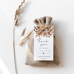 Etiquetas personalizadas para regalos de boda de otoño: etiquetas florales para botellas en color naranja quemado