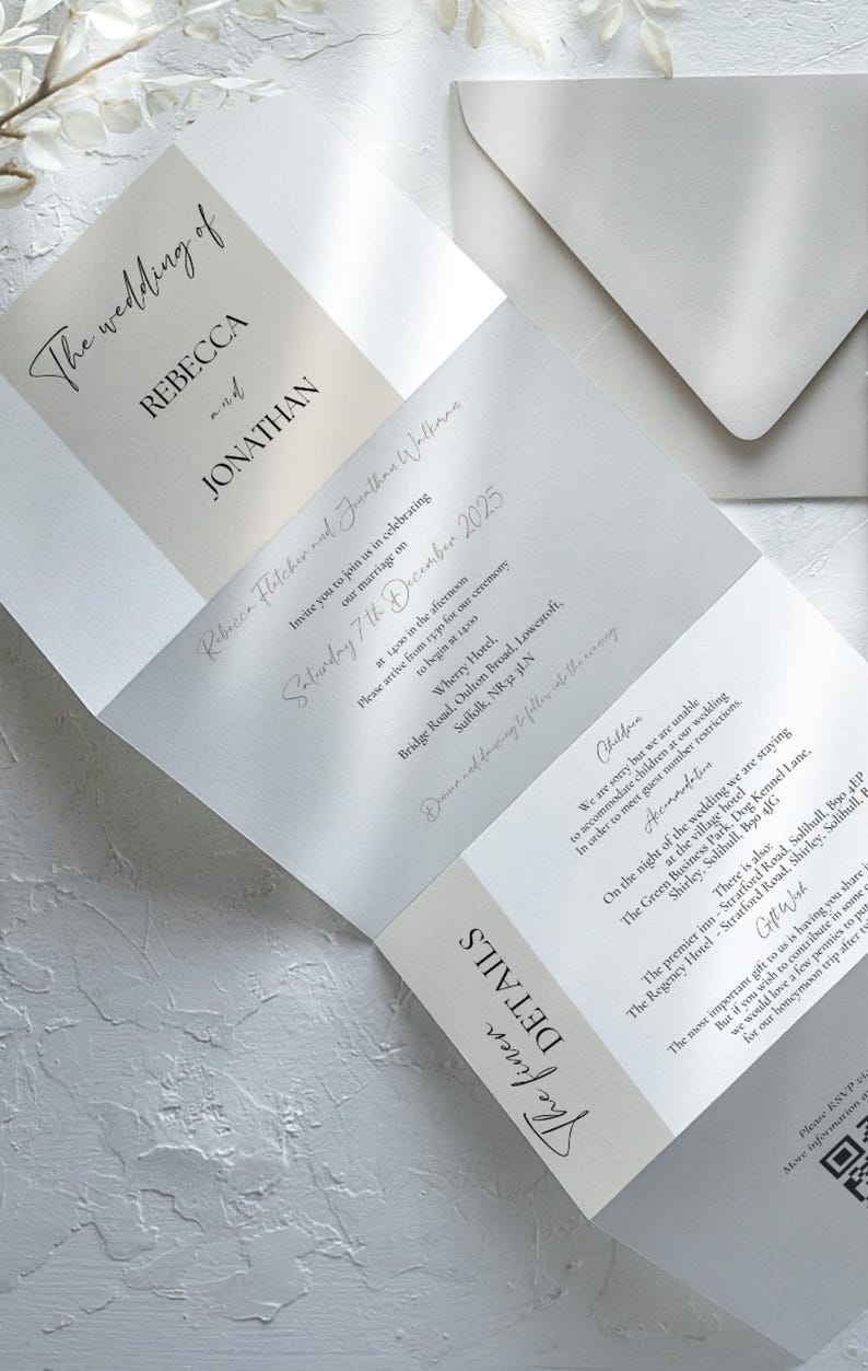 K&ouml;nnte beinhalten: Eine dreifach gefaltete Hochzeitseinladung in neutralen Farbt&ouml;nen mit den Namen "Rebecca und Jonathan" in eleganter Schrift. Die Einladung enth&auml;lt Details zur Zeremonie, wie Datum, Uhrzeit und Ort.