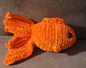 Peluche de pez dorado de ganchillo