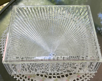 Caja de tocador vintage transparente con diseño de rayos de sol - Caja de recuerdos de plástico tallado con cristal - Tapa con diseño de rayos de sol y laterales con corte de líneas verticales - Circa años 60/70