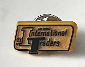 Pin de solapa vintage de los años 60/70 de miembro de International Traders - Plástico amarillo con estampado de esmalte negro
